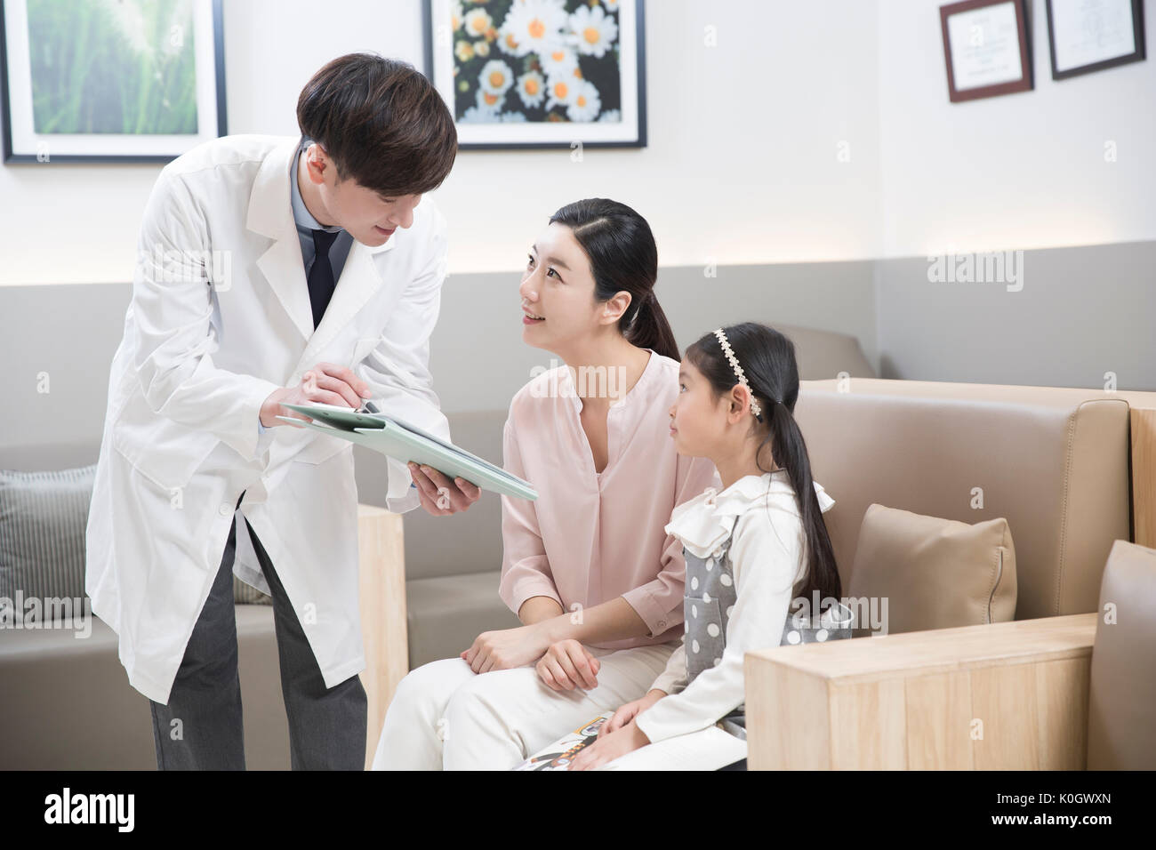 Dentiste montrant un graphique pour une mère et sa fille Banque D'Images