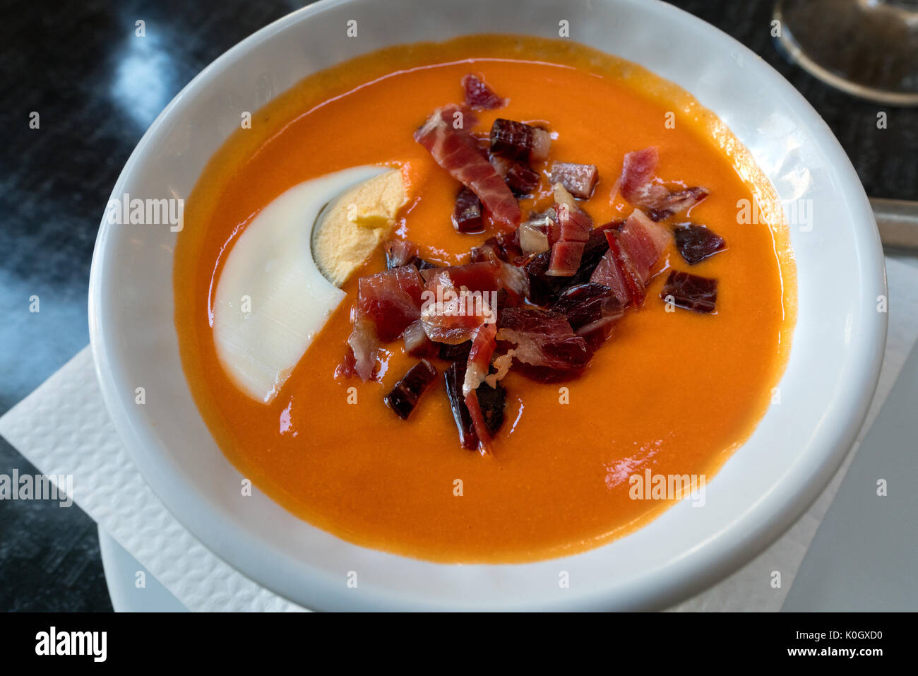Plaque Salmorejo servi dans un restaurant à Séville, Andalousie, Espagne Banque D'Images