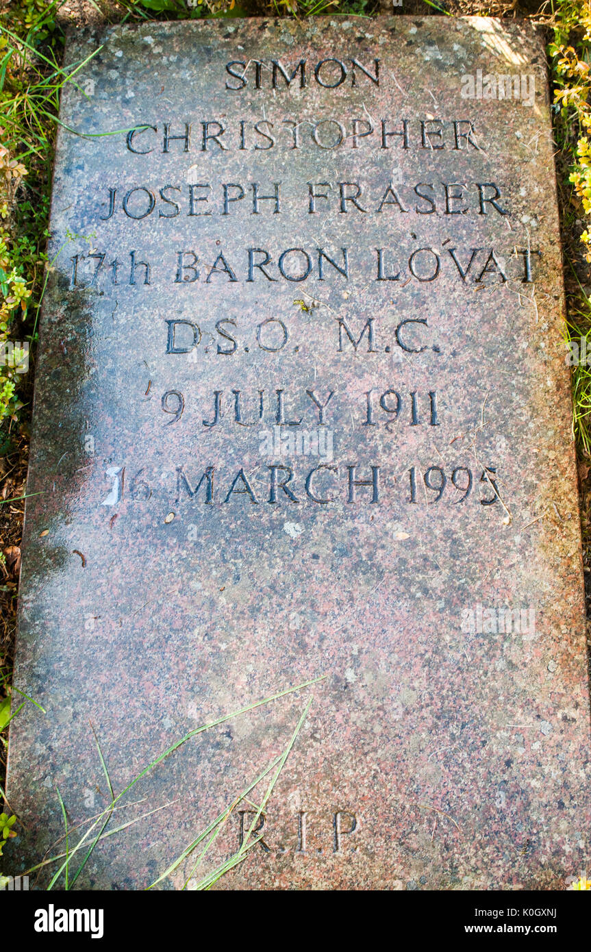 La tombe de Lord Lovat - 17ème baron Lovat DSO MC à Saint Mary's Church Yard, Eskadale, Beauly, Ecosse, Royaume-Uni Banque D'Images