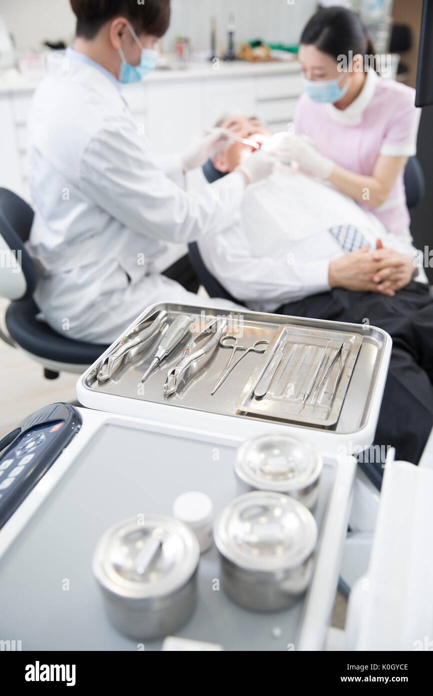 Dentiste et l'hygiéniste dentaire soigner un patient Banque D'Images