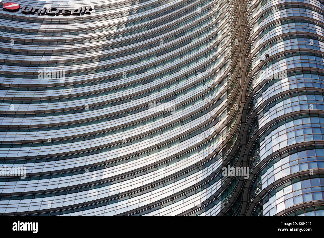 UniCredit tour dans le quartier de Porta Nuova, Milan, Lombardie, Italie. Vue extérieure de la façade de verre courbe le plus grand bâtiment en Italie. Banque D'Images