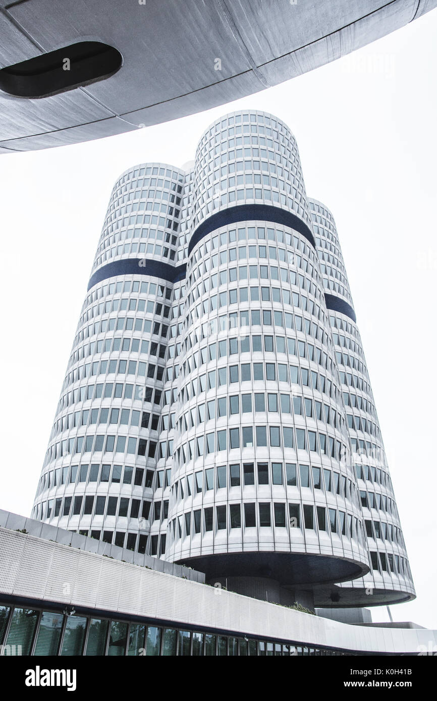 Munich, Allemagne - le 24 mai 2016. Le siège social de BMW a une forme de quatre cylindres dans un moteur de voiture et a été conçu par Karl Schwanzer. Le bâtiment a été déclaré comme un bâtiment protégé depuis 1999 et est le siège de BMW pour plus de 40 ans à Munich, Allemagne. Banque D'Images