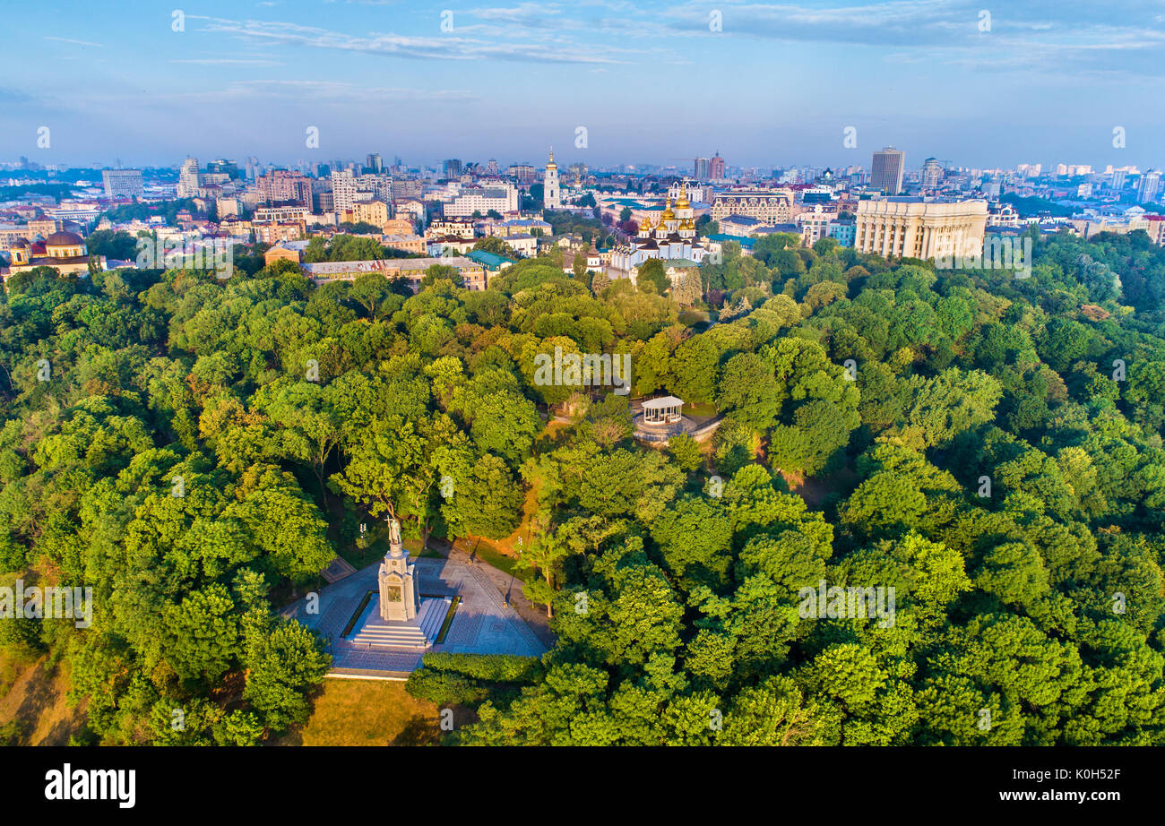 Skyline de Kiev au-dessus du Monument Saint Vladimir - Ukraine Banque D'Images