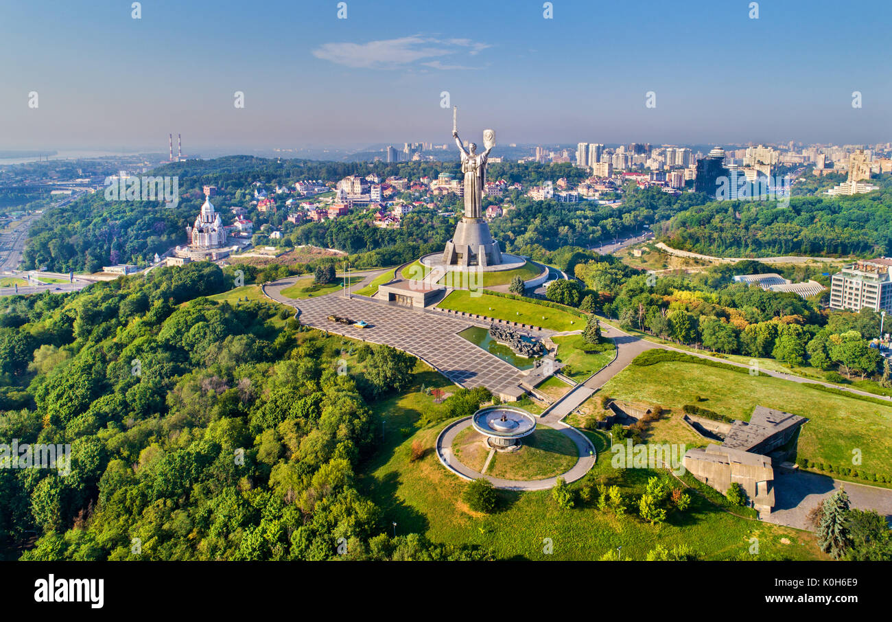 Vue aérienne de la patrie Monument et le Musée de la Seconde Guerre mondiale à Kiev, Ukraine Banque D'Images