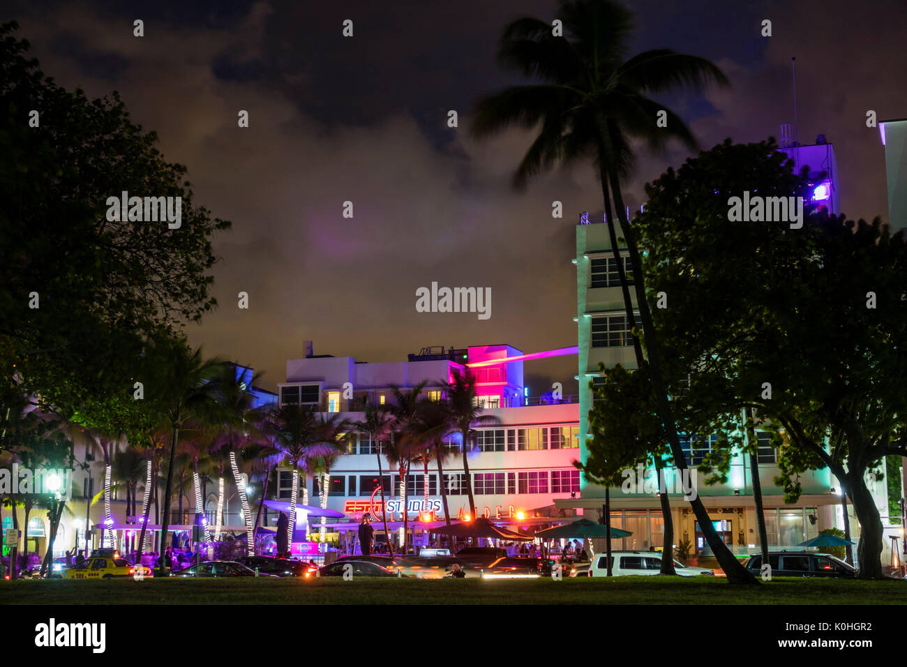 Miami Beach Florida,Ocean Drive,nuit vie nocturne Lummus Park,hôtels,enseignes néon,palmiers,soirée,Clevelander,hôtel hôtels logement inn motel Mo Banque D'Images