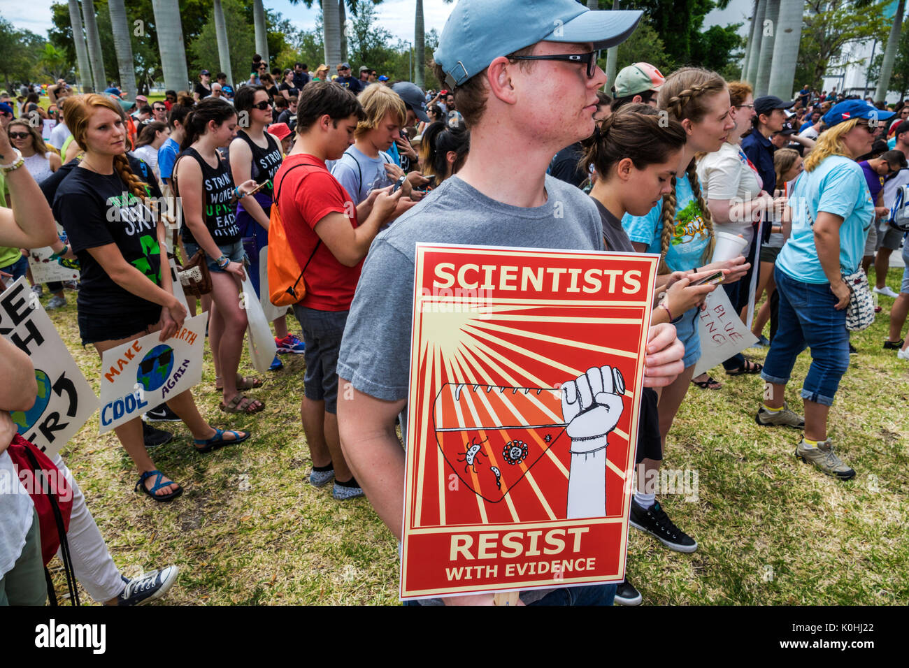 Miami Florida,Museum Park,March for Science,Protest,rallye,panneau,affiche,protester,adolescents adolescents adolescents adolescents garçons,mâle enfant enfants enfants yo Banque D'Images