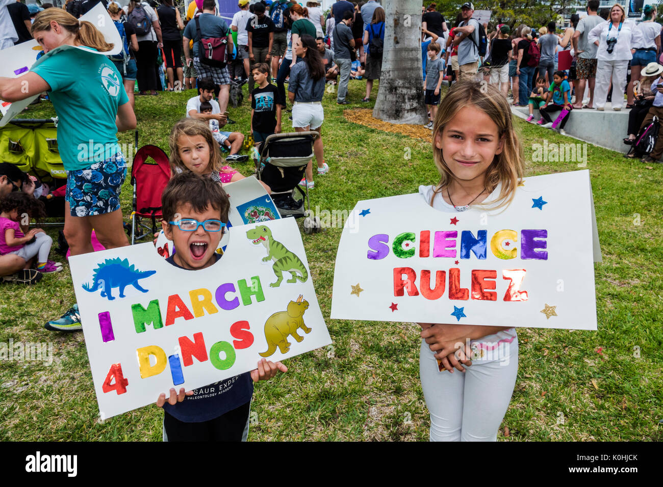 Miami Florida,Museum Park,March for Science,Protest,rallye,panneau,affiche,protester,garçon garçons,mâle enfant enfants enfant enfants jeune,fille filles,femelle Stud Banque D'Images