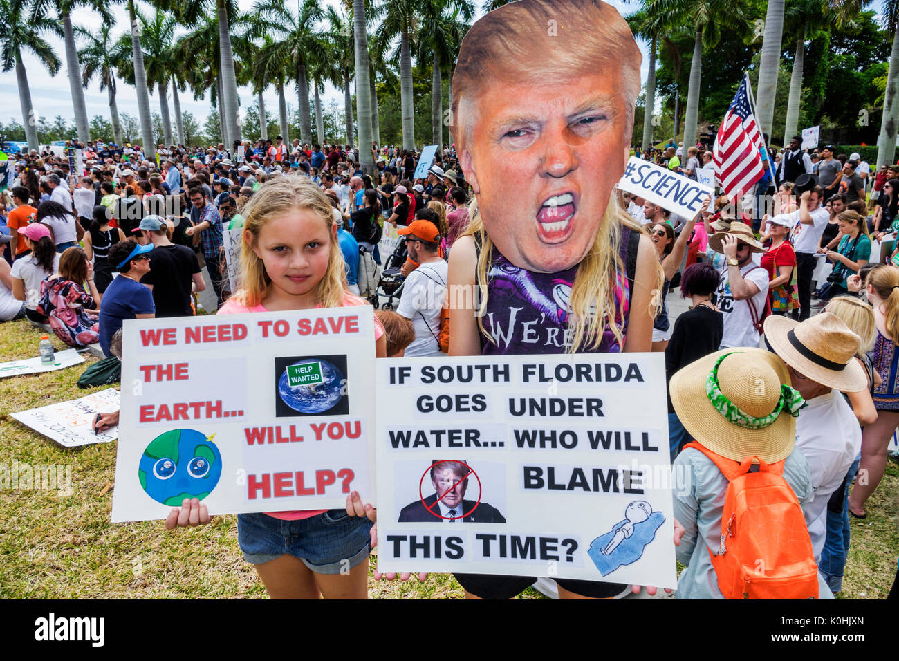 Miami Florida,Museum Park,March for Science,Protest,rallye,panneau,affiche,protester,girl girl,femme kid enfants enfants jeune,étudiant étudiants p Banque D'Images