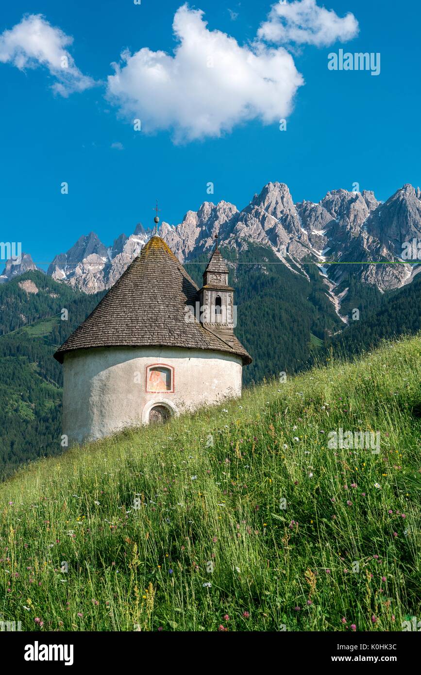 Toblach/Dobbiaco, Dolomites, Tyrol du Sud, Italie. La chapelle de Lerschach. Dans l'arrière-plan les sommets de l'Haunold/Croda dei Heimat & Ursprunghotel Bierquelle Banque D'Images