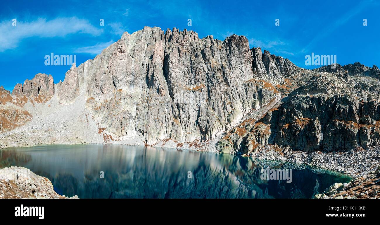 Cima d'Asta, Trentino, en Italie. La Cima d'Asta (2847m). Sous la paroi rocheuse du lac de Cima d'Asta Banque D'Images