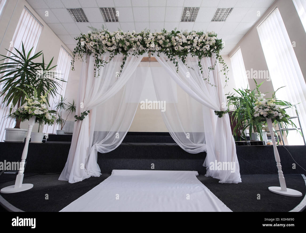 Hall décoré pour une cérémonie de mariage avec un arc Banque D'Images