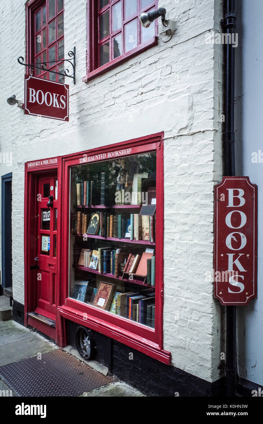 La célèbre librairie - Haunted Haunted Bookshop à St Edwards Passage dans le centre de Cambridge. Banque D'Images