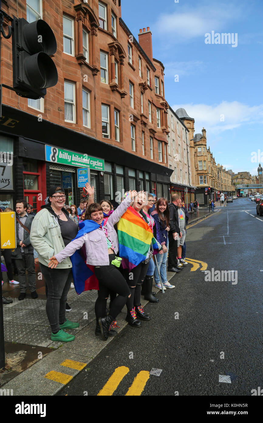 Des milliers dans la rue dans la parade de la Gay Pride à travers le cœur du centre-ville de Glasgow. Des centaines d'entreprises et des groupes sociaux montrent leur Banque D'Images