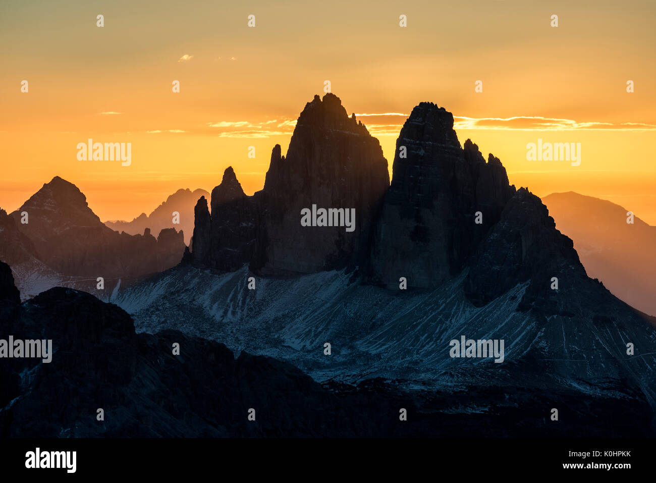 Picco di Vallandro, Prato Piazza, Dolomites, Tyrol du Sud, Italie. Lever du soleil à l'Tre Cime di Lavaredo / Drei Zinnen Banque D'Images