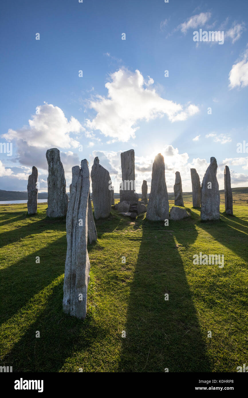 Soleil à travers les pierres, Callanish Standing Stones, pierres placées dans un motif cruciforme avec un cercle central en pierre, Callanish, Ecosse, Royaume-Uni Banque D'Images