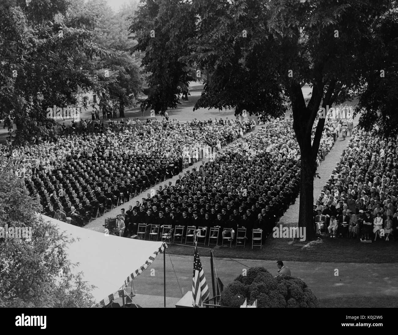 Photographie de vue donnant sur terrasse gilman sur l'université Johns Hopkins, les diplômés et les familles au cours de séance 1955 début juin 14, jhu, 1955. Banque D'Images