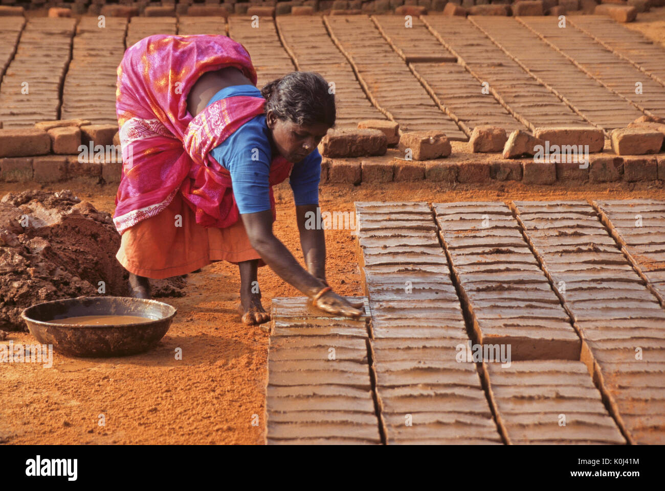 Femme faire des briques, Tamil Nadu, Inde Banque D'Images