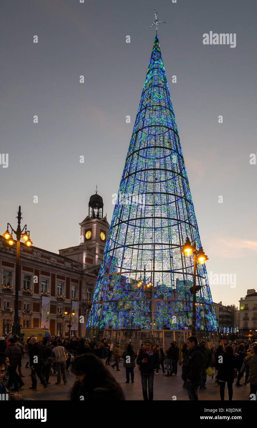 Árbol de iluminación de Navidad. La Puerta del Sol. La capitale de Madrid. España Banque D'Images