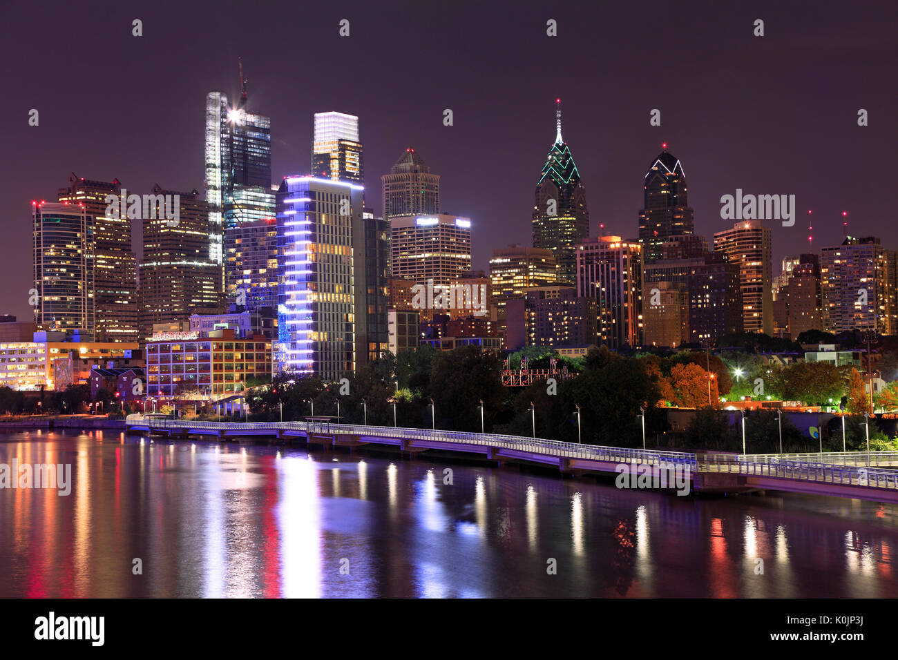 Philadelphia skyline illuminée et reflétée dans Schuylkill River au crépuscule, USA Banque D'Images
