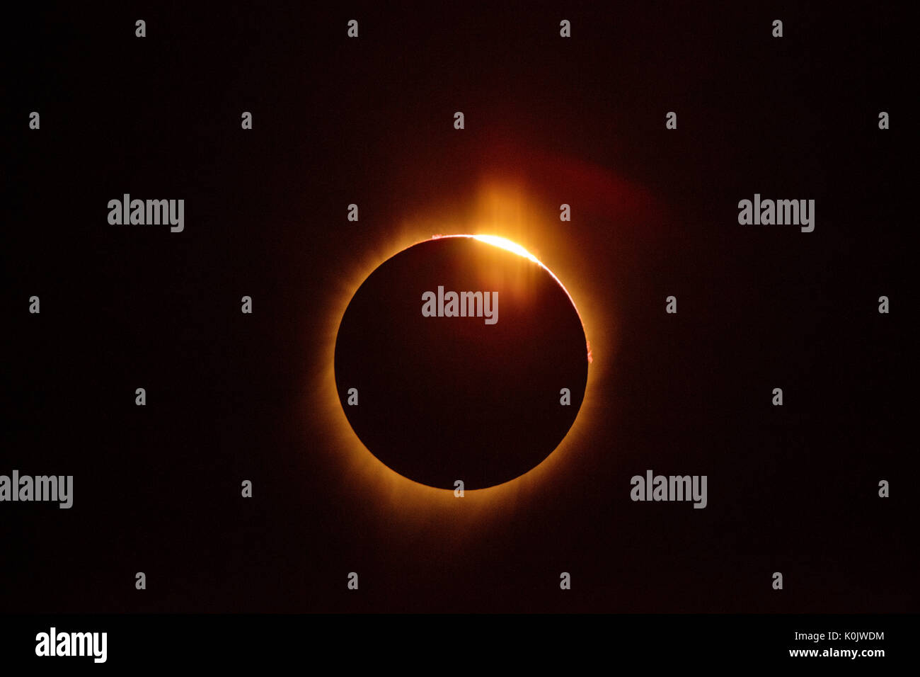 La lune bloque le soleil pendant l'éclipse solaire totale de 2017 près de Madras, ou. Banque D'Images