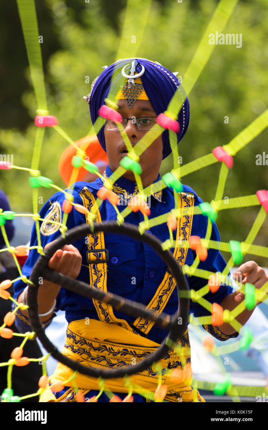 Faire de l'adolescence Sikh Gatka, Sikh Day Parade, Salem, Oregon Banque D'Images
