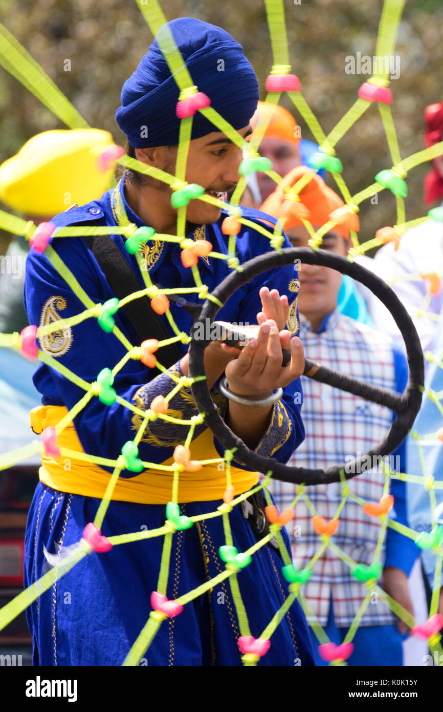 Faire de l'adolescence Sikh Gatka, Sikh Day Parade, Salem, Oregon Banque D'Images