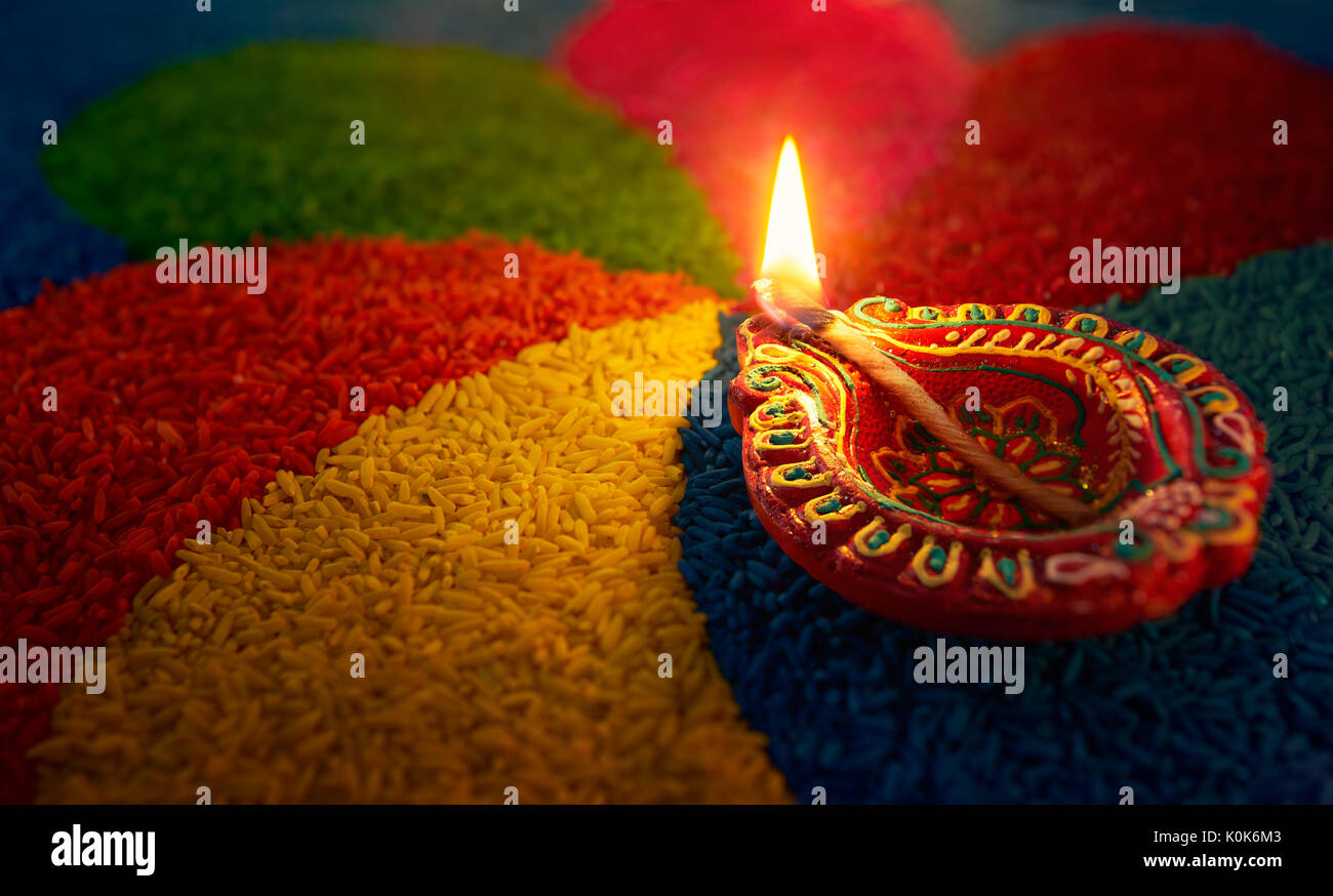 Lampe à huile - Diwali Diya lampe allumée sur Rangoli colorés Banque D'Images