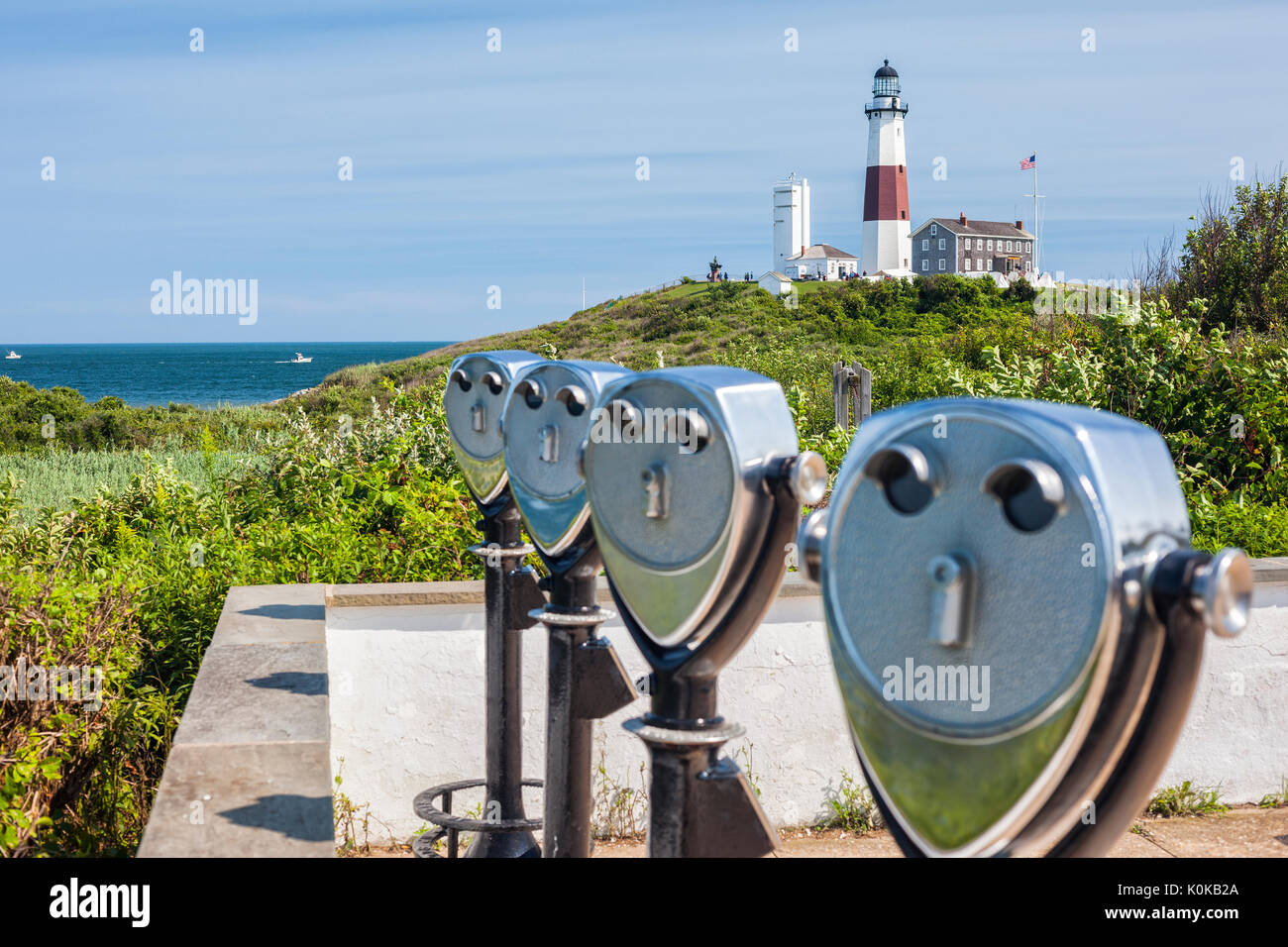 Montauk point lighthouse et vintage jumelles dans l'avant, Long Island Banque D'Images