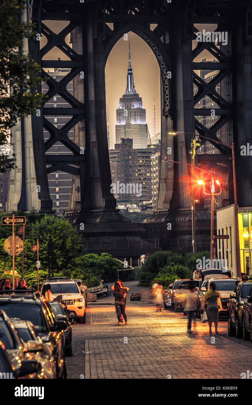 Voir l'Empire State Building à Manhattan creux du côté de Brooklyn Bridge Banque D'Images
