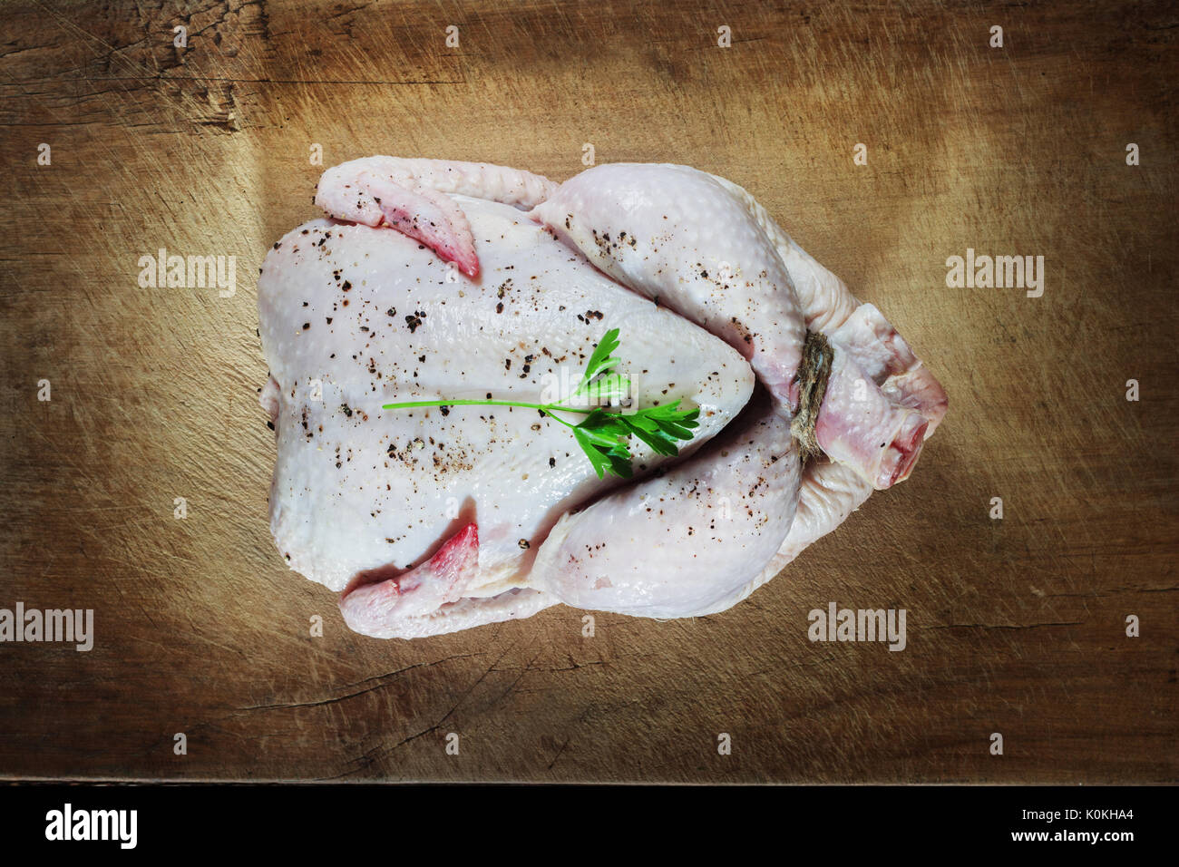Poulet sur un fond de bois foncé, style rustique. Banque D'Images