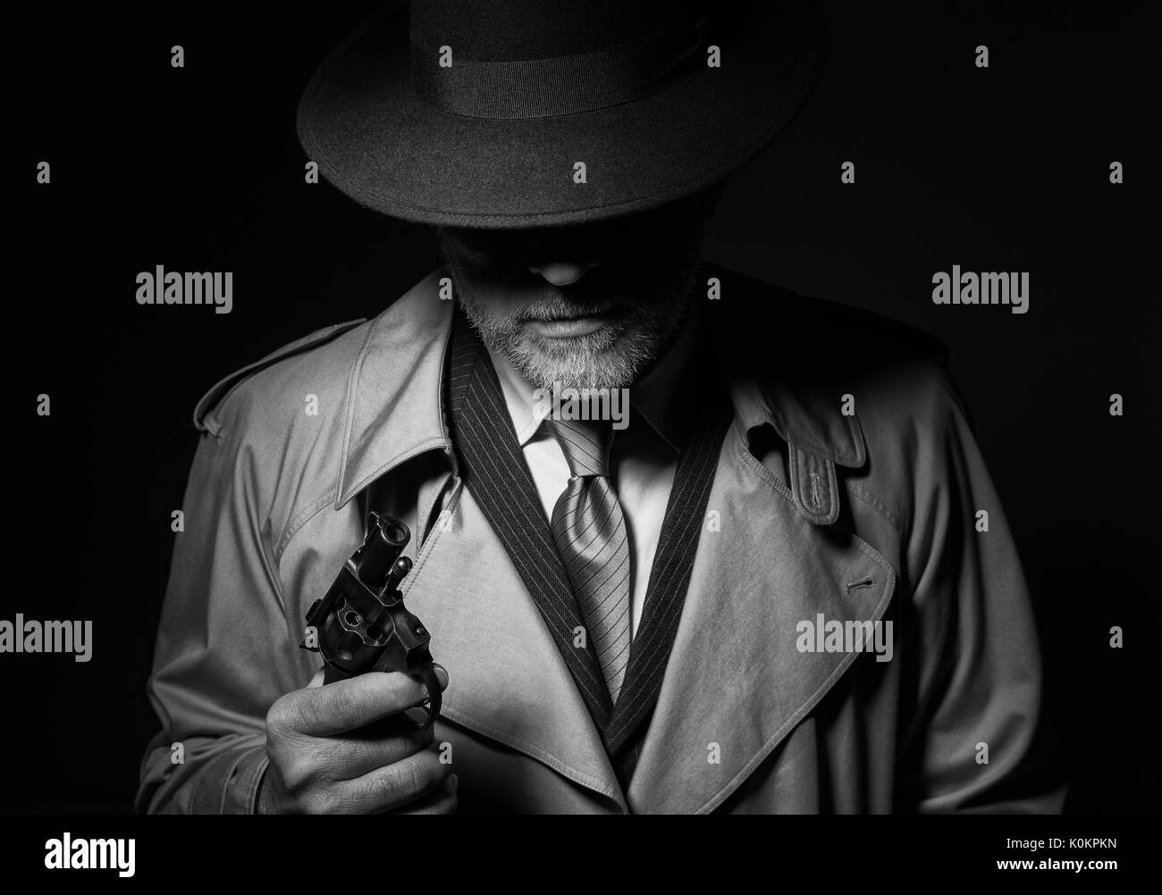 Agent secret tenant un pistolet dans le noir, 1950 personnage de film noir Banque D'Images