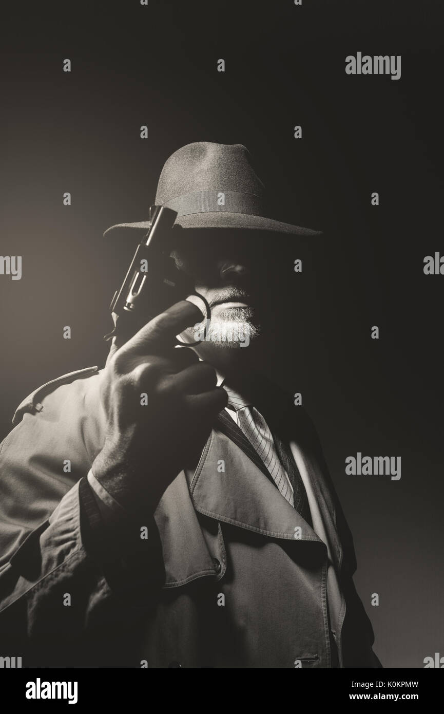 Agent secret tenant un pistolet dans le noir, 1950 personnage de film noir Banque D'Images