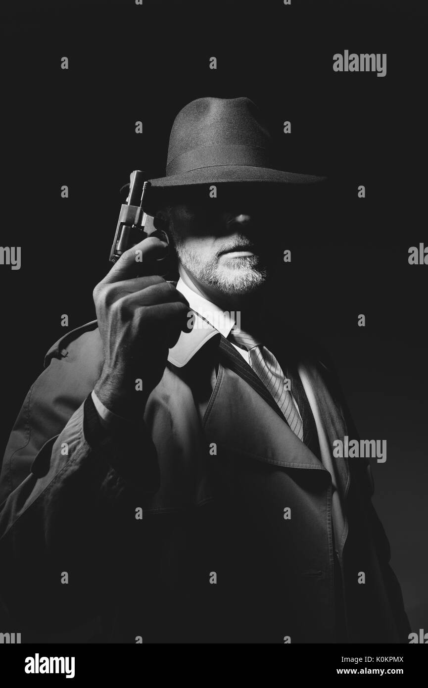 Agent secret tenant un pistolet dans le noir, 1950 personnage de film noir Banque D'Images