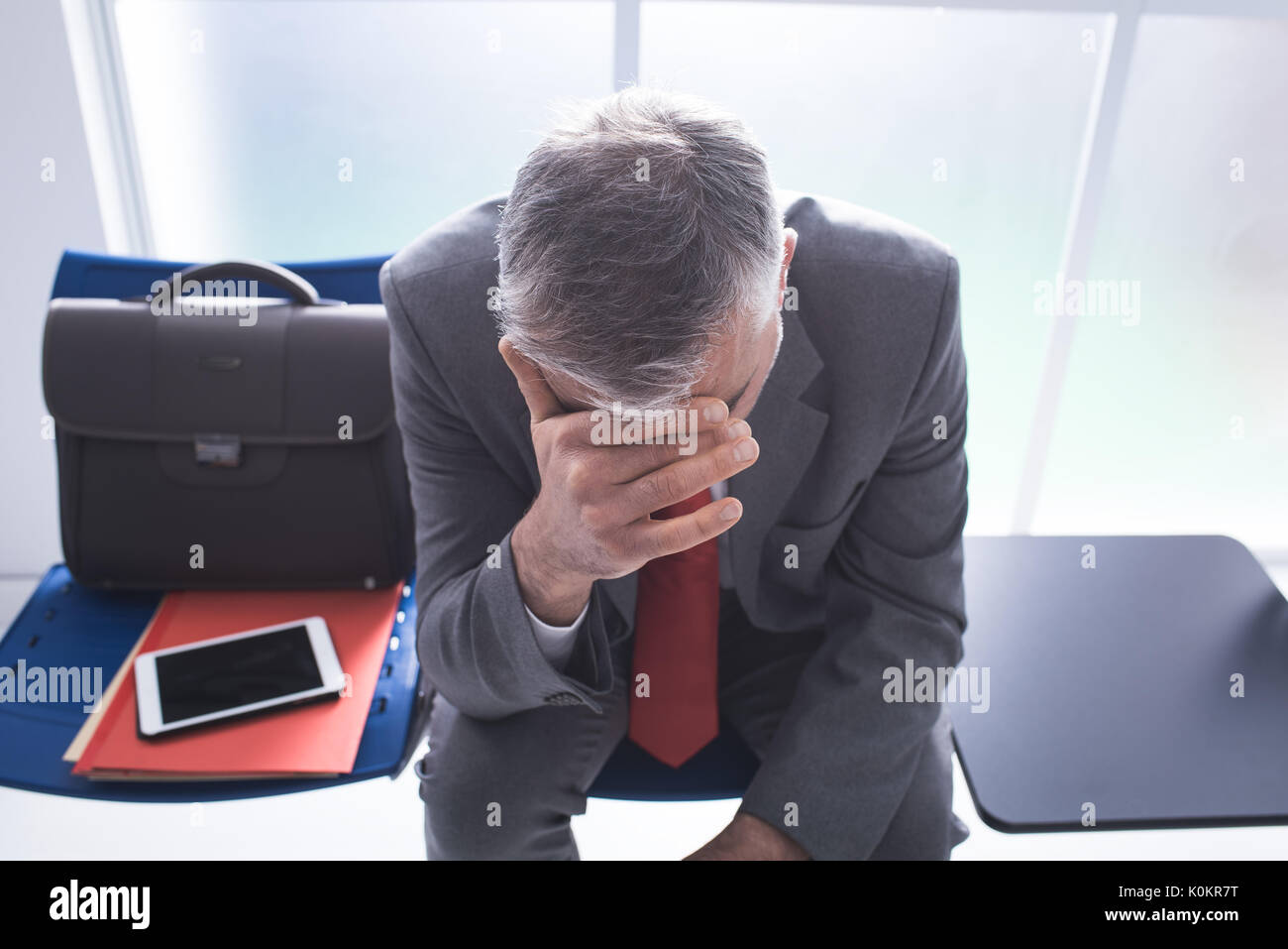 Déprimé a souligné portrait dans la salle d'attente et d'attente pour une entrevue d'emploi, le chômage et l'échec de l'entreprise concept Banque D'Images