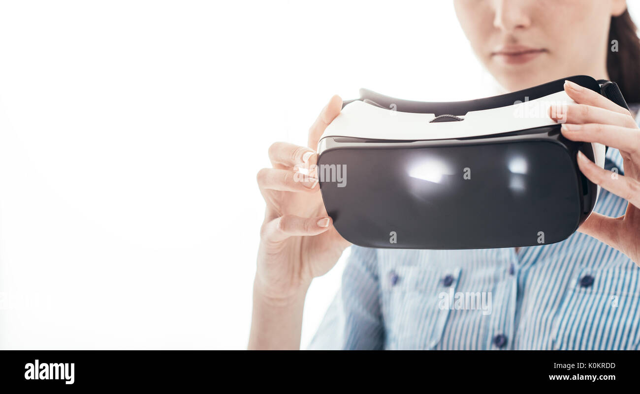 Femme tenant un casque VR, la réalité virtuelle et la technologie innovante concept Banque D'Images