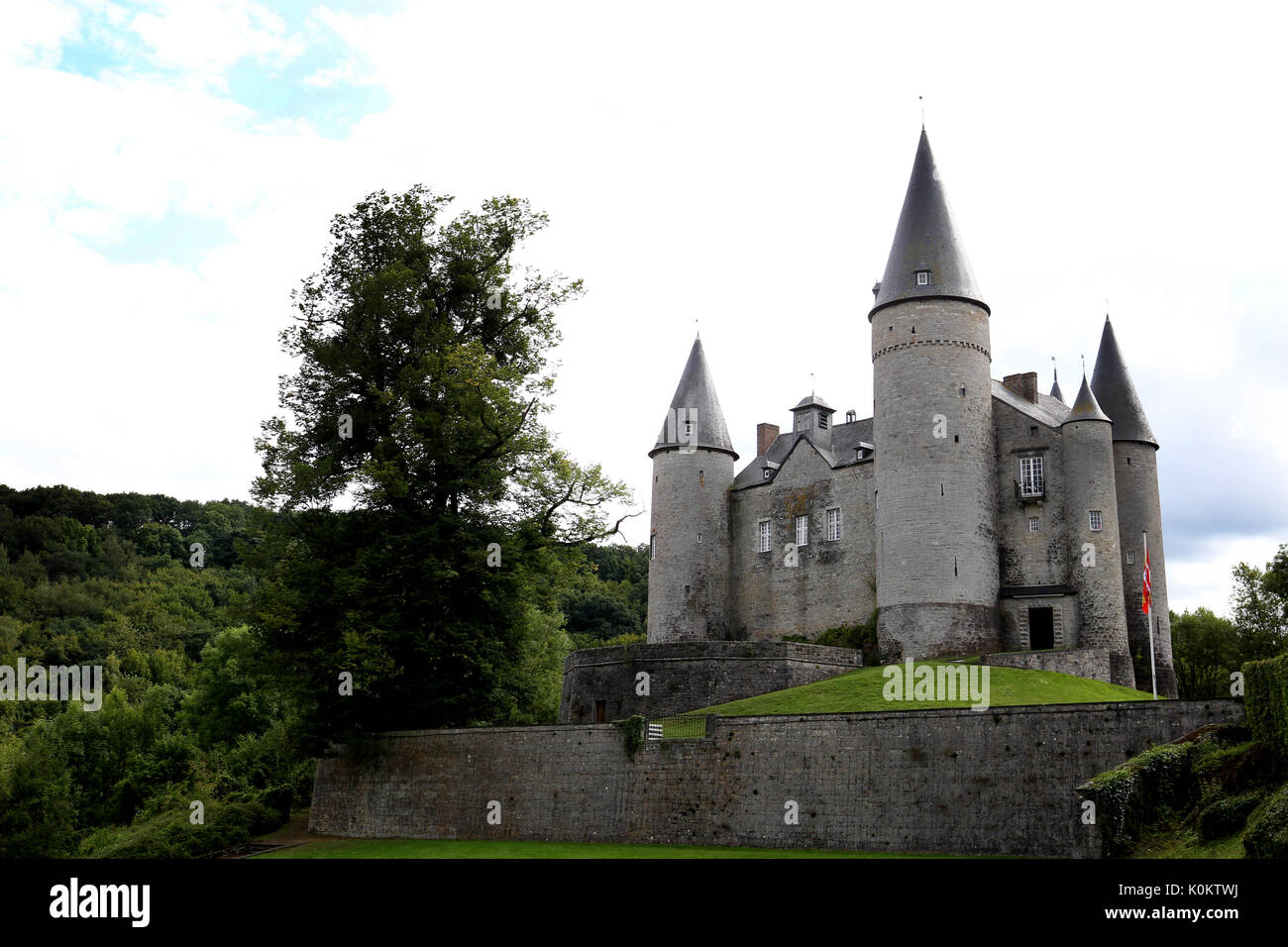 Situé dans la région de celles, près de Dinant, le château médiéval de Veves. Dinant, Belgique. Banque D'Images