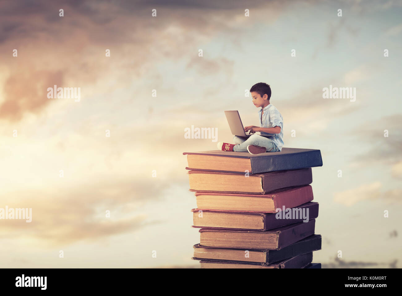 Enfant de l'école à l'aide de l'ordinateur portable sur l'étude et de l'éducation livres.concept. Banque D'Images