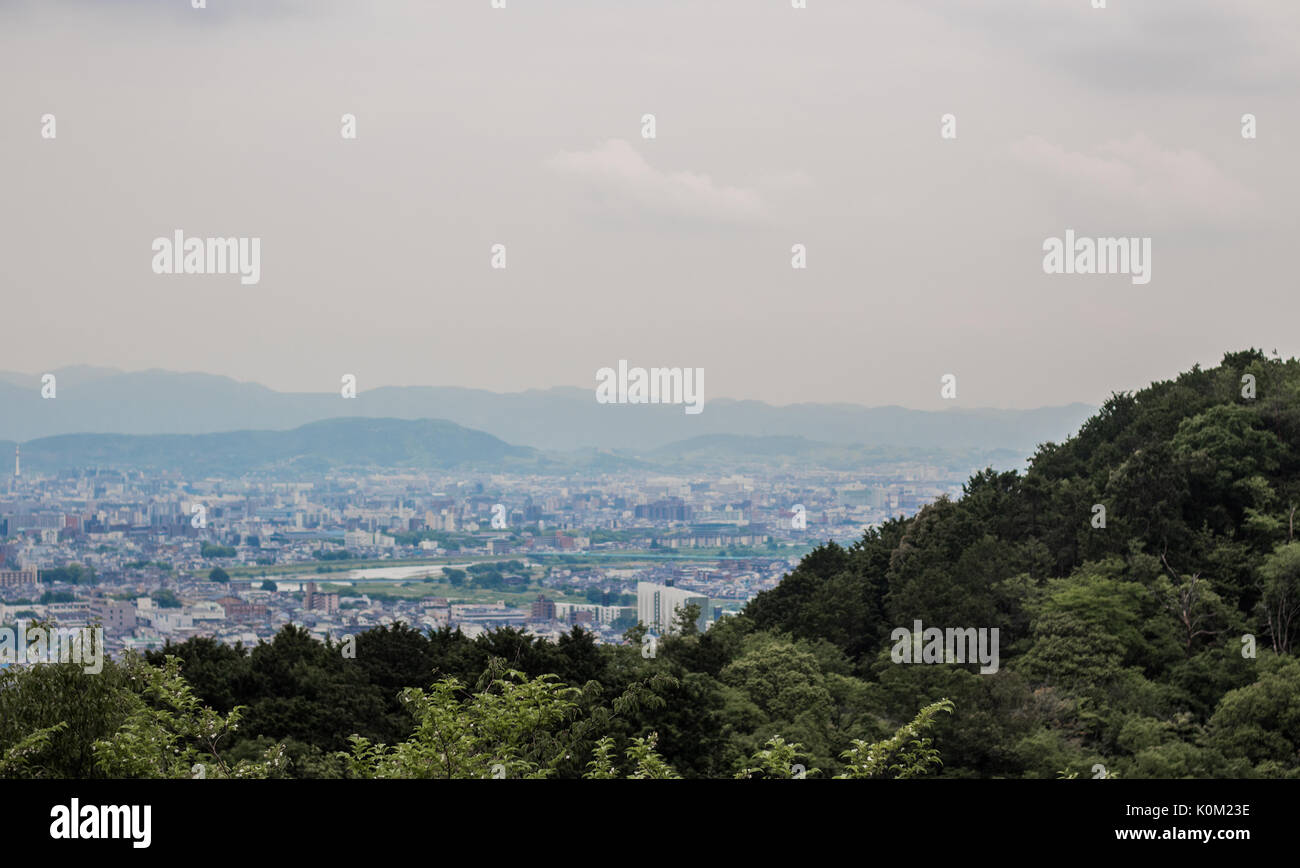 Vert luxuriant et bleu montagnes qui entourent la ville japonaise dans une vallée près de Kyoto Banque D'Images