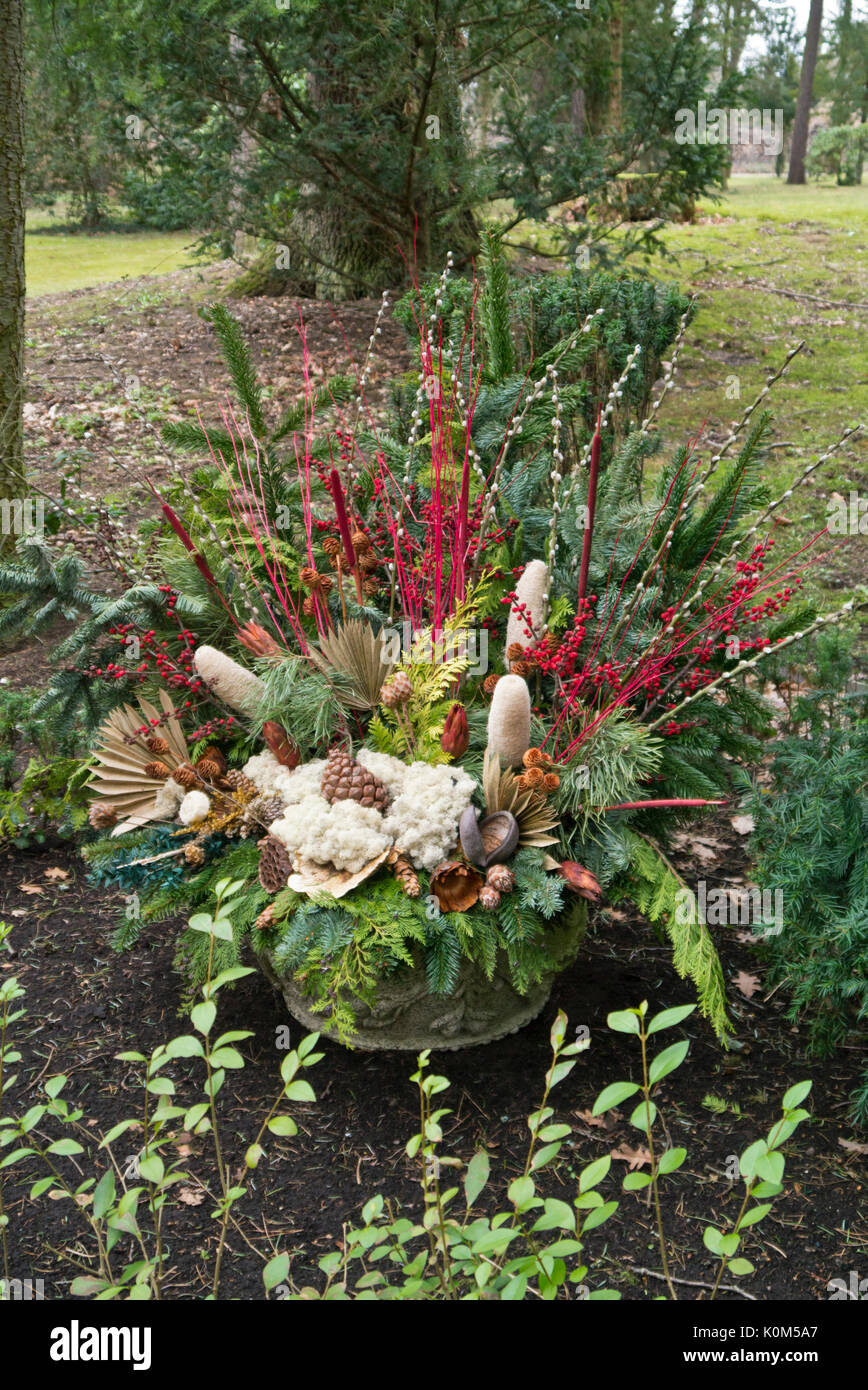 Décoration grave avec des branches de sapin et teints de parties de plantes Banque D'Images