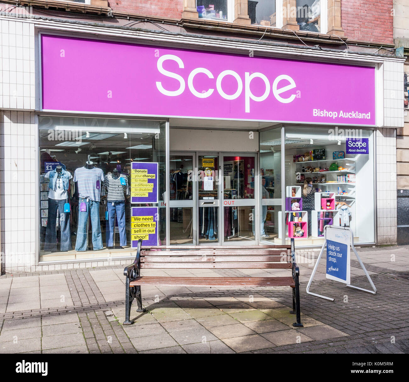 Portée magasin de charité, Bishop Auckland, England, UK Banque D'Images