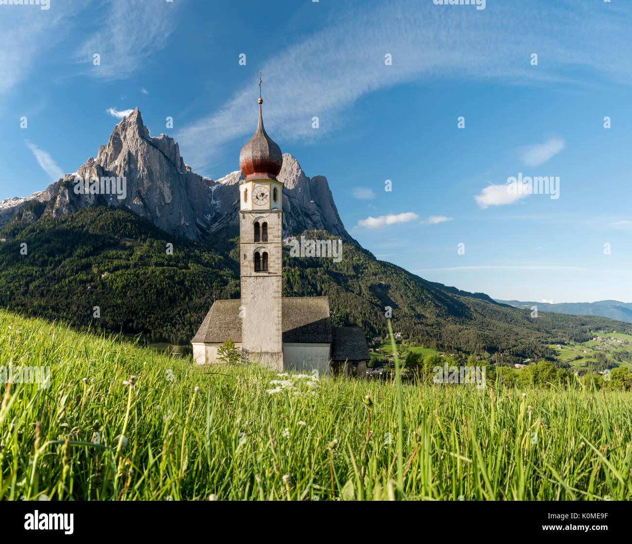 Kastelruth / Castelrotto, Dolomites, Tyrol du Sud, Italie. L'église de Saint Valentin dans Kastelruth/Castelrotto. Banque D'Images