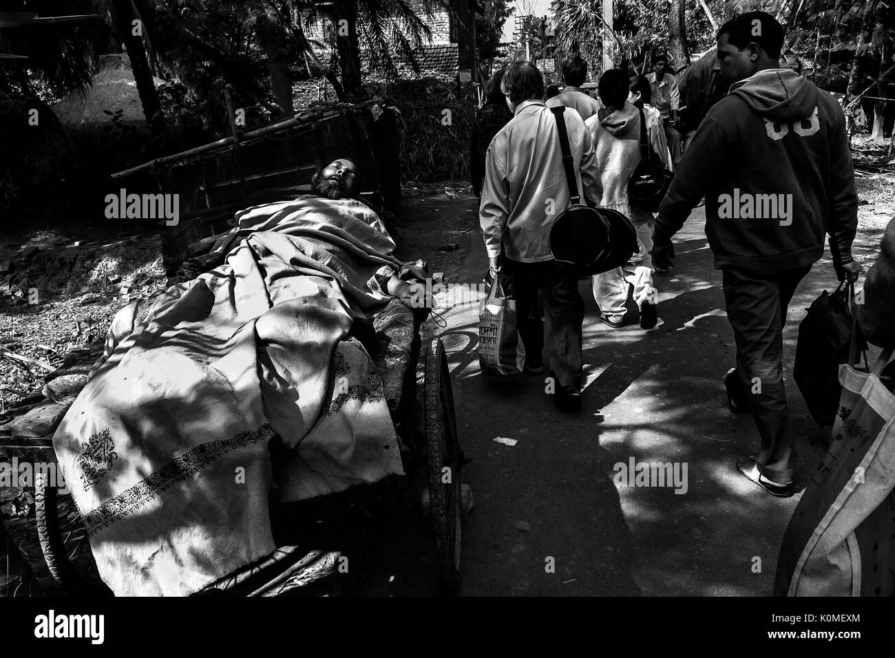 Man sleeping on part panier à ganga sagar kolkata, Bengale occidental, Inde Asie Banque D'Images