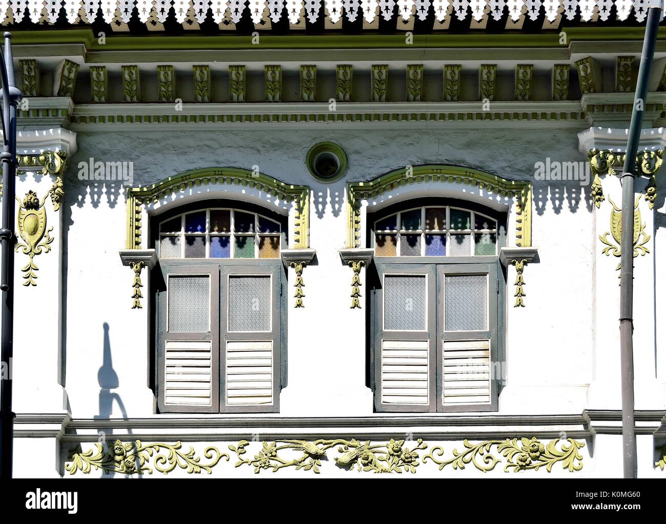 Boutique en chinois traditionnel en bois extérieur de maison avec les majorquines et des gravures dans le district de Joo Chiat Singapore Banque D'Images
