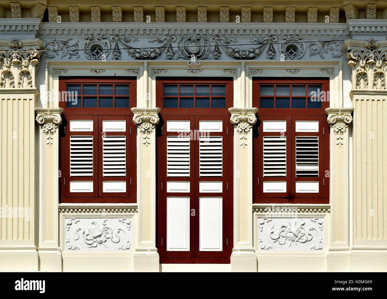 Chinois traditionnel extérieur de maison boutique avec Brown et blanc majorquines et des gravures dans le district de Joo Chiat Singapore Banque D'Images