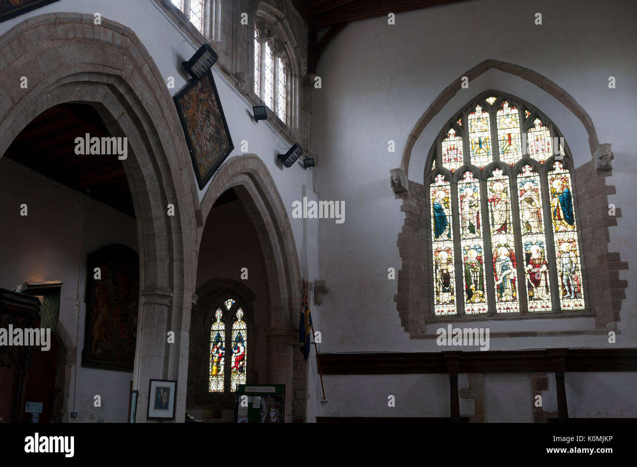 Y compris l'intérieur de la fenêtre de l'EMTE, Eglise St Peter, Wootton Wawen, Warwickshire, England, UK Banque D'Images