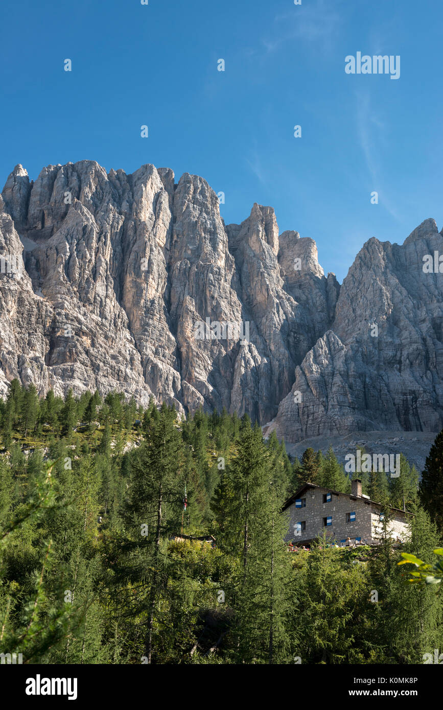 Sorapiss, Dolomites, Veneto, Italie. Le refuge Vandelli Banque D'Images