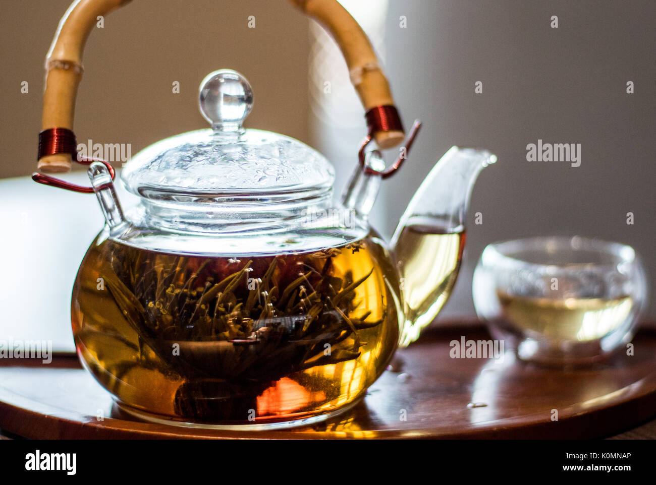 Thé au jasmin dans une théière en verre traditionnel avec une poignée en  bambou à Shanghai, Chine Photo Stock - Alamy