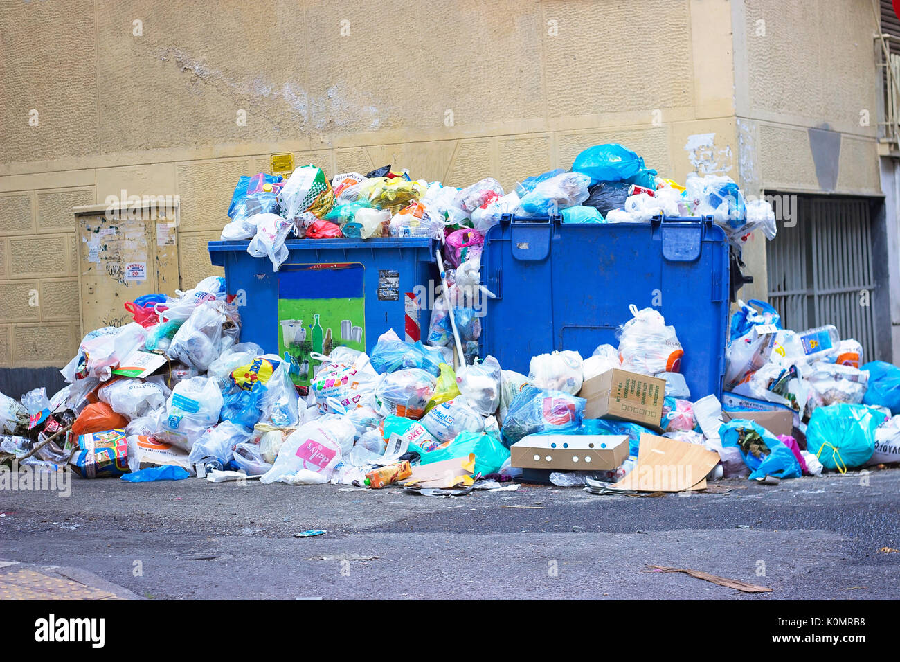Athènes, Grèce : tas d'ordures dans les rues d'Athènes, en raison d'une  grève des travailleurs des ordures Photo Stock - Alamy