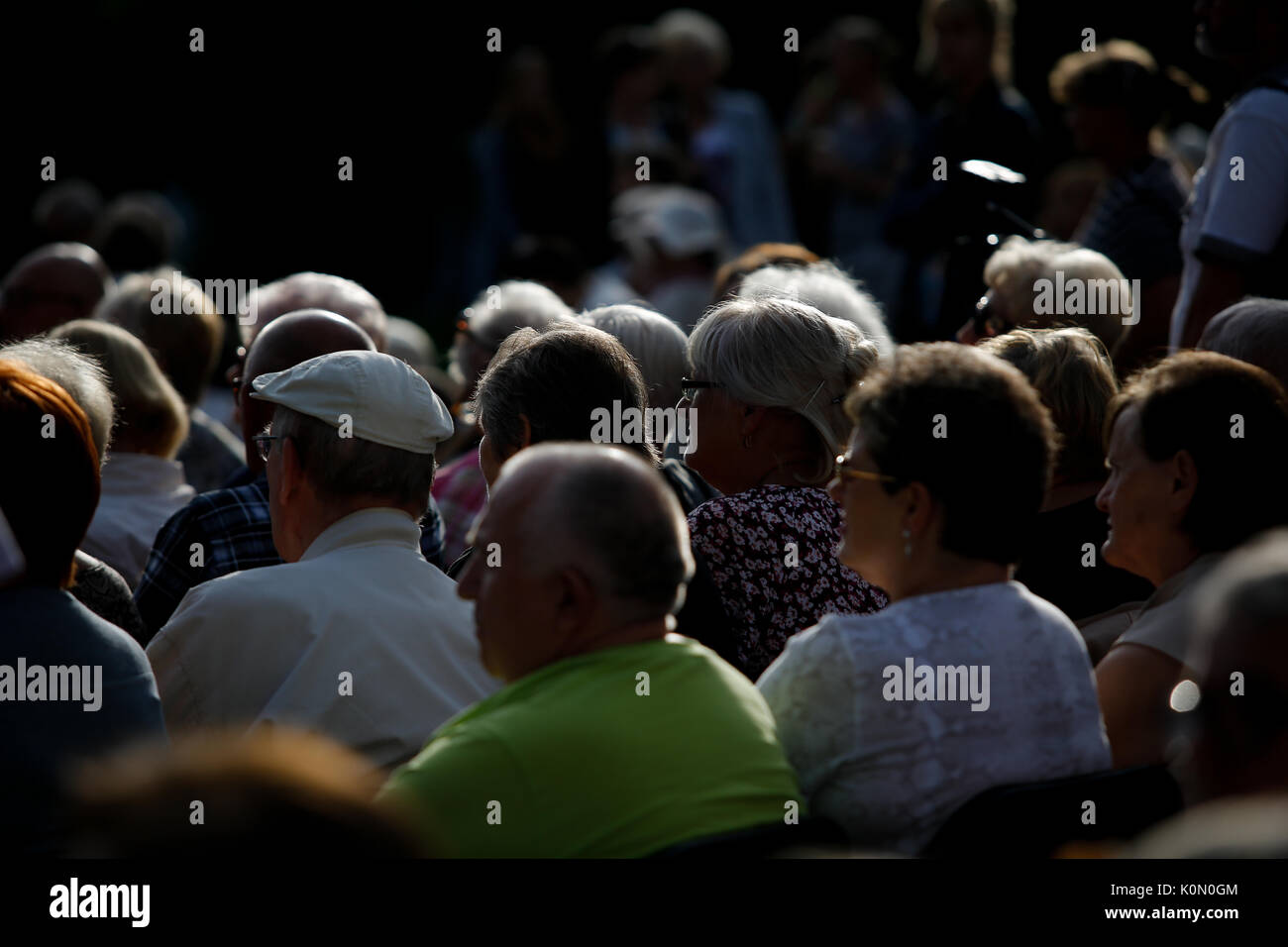 Les gens ont vu assister à un concert de musique classique dans un parc au centre de la ville le 19 août, 2017. Banque D'Images