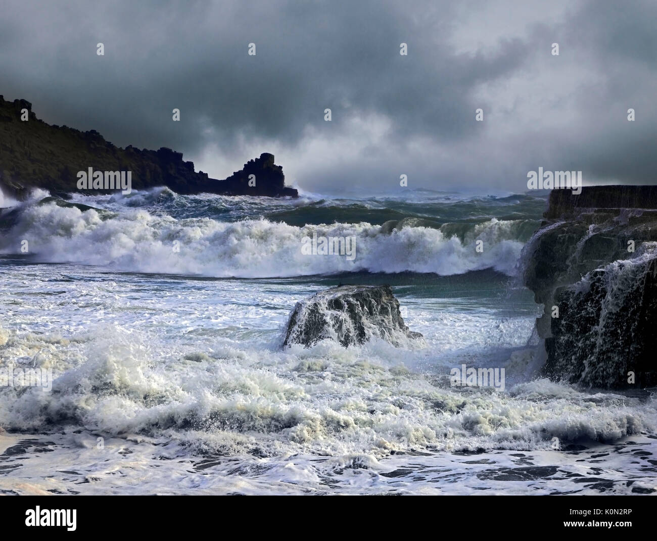 Un avis de tempête de Lamorna Cove, Cornwall, UK Banque D'Images